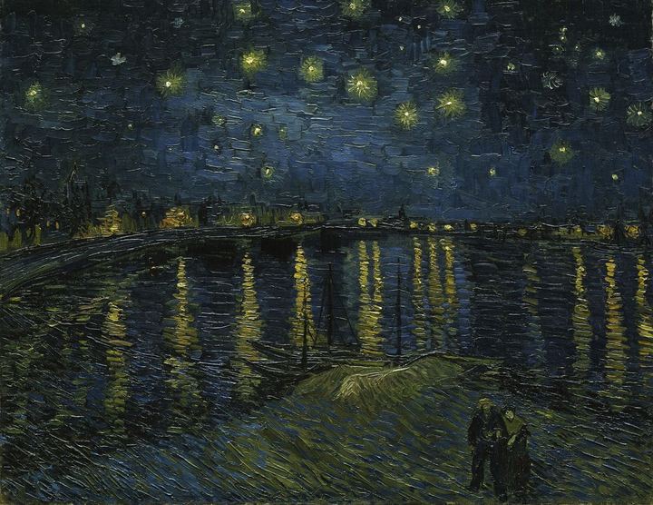 Pintura de Van Gogh: céu estrelado sobre o rio Ródano, com reflexos amarelos na água e um casal caminhando junto no canto inferior direito